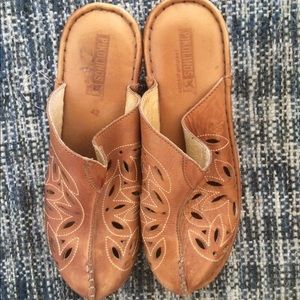 Pikolinos clogs tan leather EUC